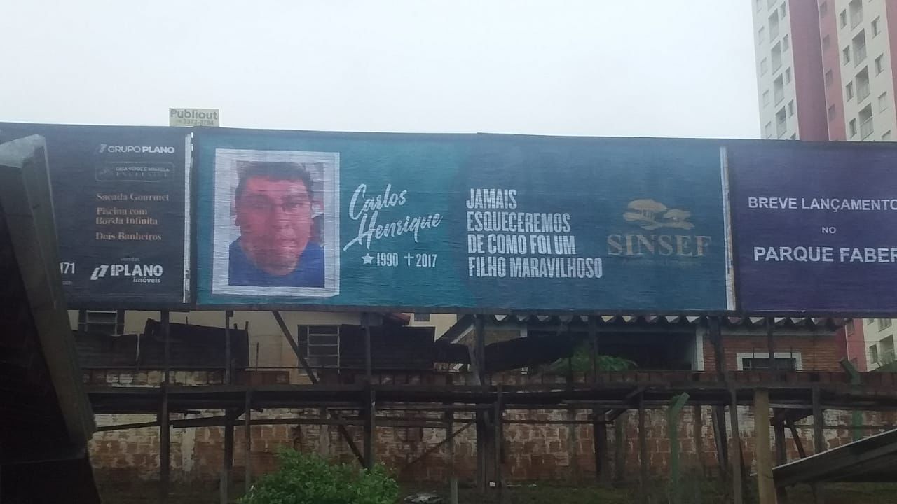 Foto 7 de 13 — Outdoors homenageiam pessoas falecidas em campanha para o Dia de Finados